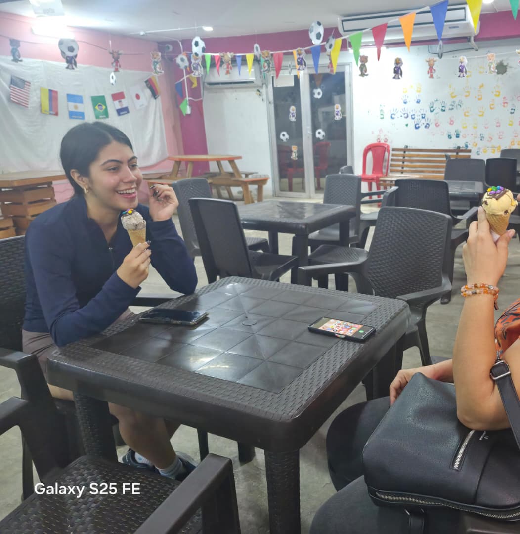 Escena iluminada del interior de La Gelateria con productos artesanales