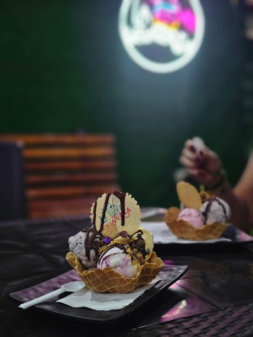 Copa de helado de La Gelateria con toppings y oblea de la casa