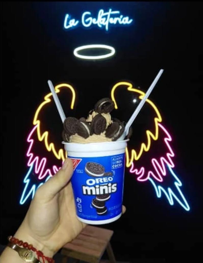 Presentación especial de helado artesanal con toppings