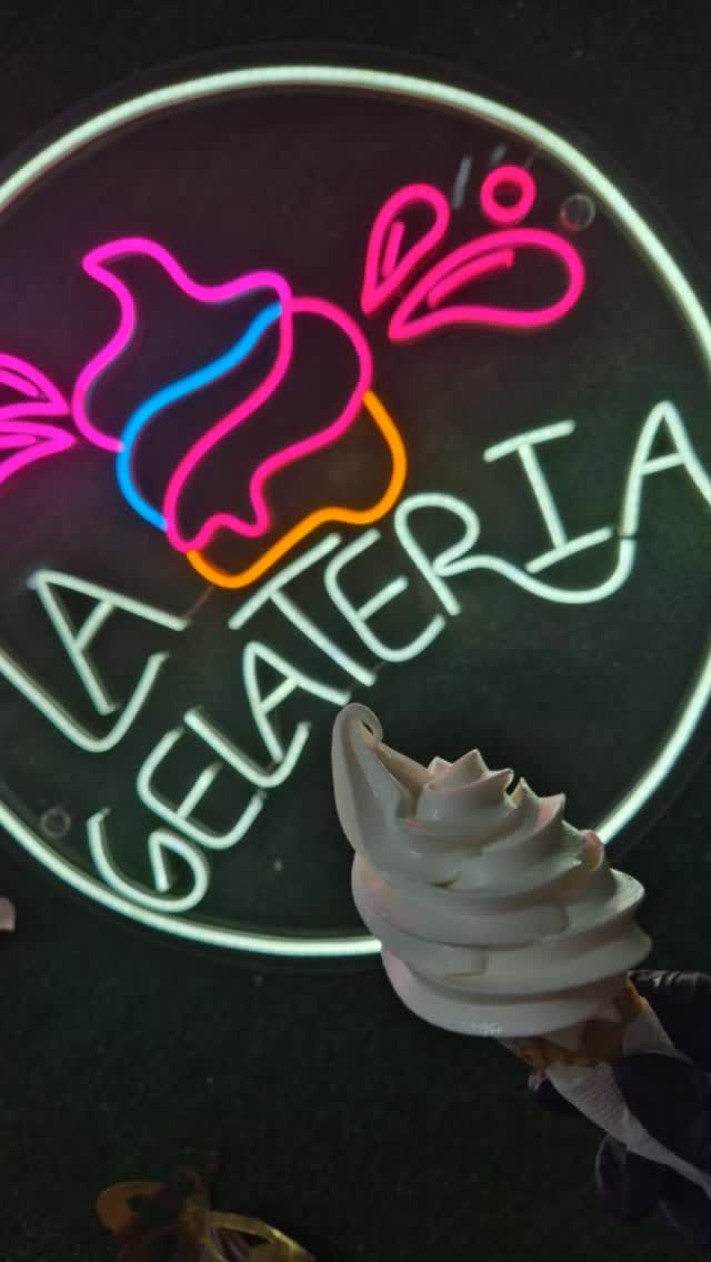 Letrero de neón de La Gelateria con un cono de helado soft-serve