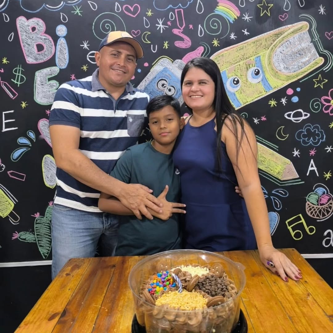 Familia celebrando en La Gelateria con un sundae grande de la casa