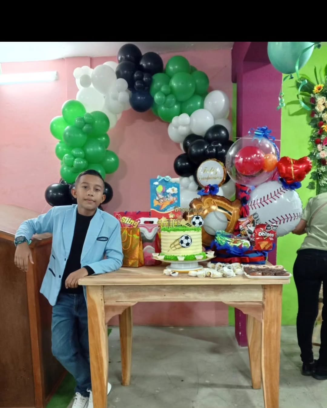 Niño celebrando su cumpleaños en La Gelateria con torta y globos