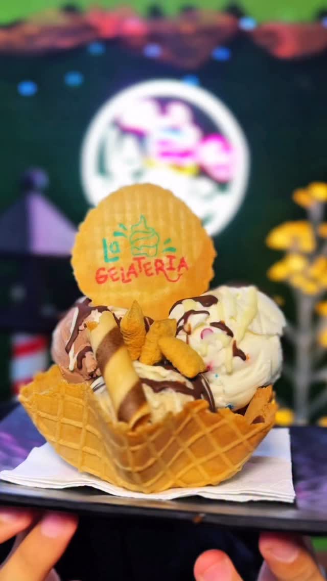 Copa de helado con oblea con el logo de La Gelateria