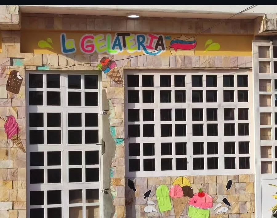 Fachada de La Gelateria en Carrasquero con mural pintado a mano